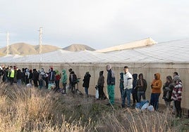 Residentes en el asentamiento de El Walili esperan ser realojados tras evacuar el lugar.