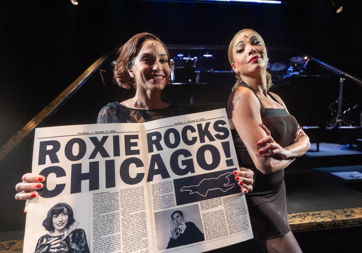 Silvia Álvarez -Roxie Hart- y Ela Ruiz -Velma Kelly-, las protagonistas de 'Chicago', en el escenario del Palacio de Congresos.