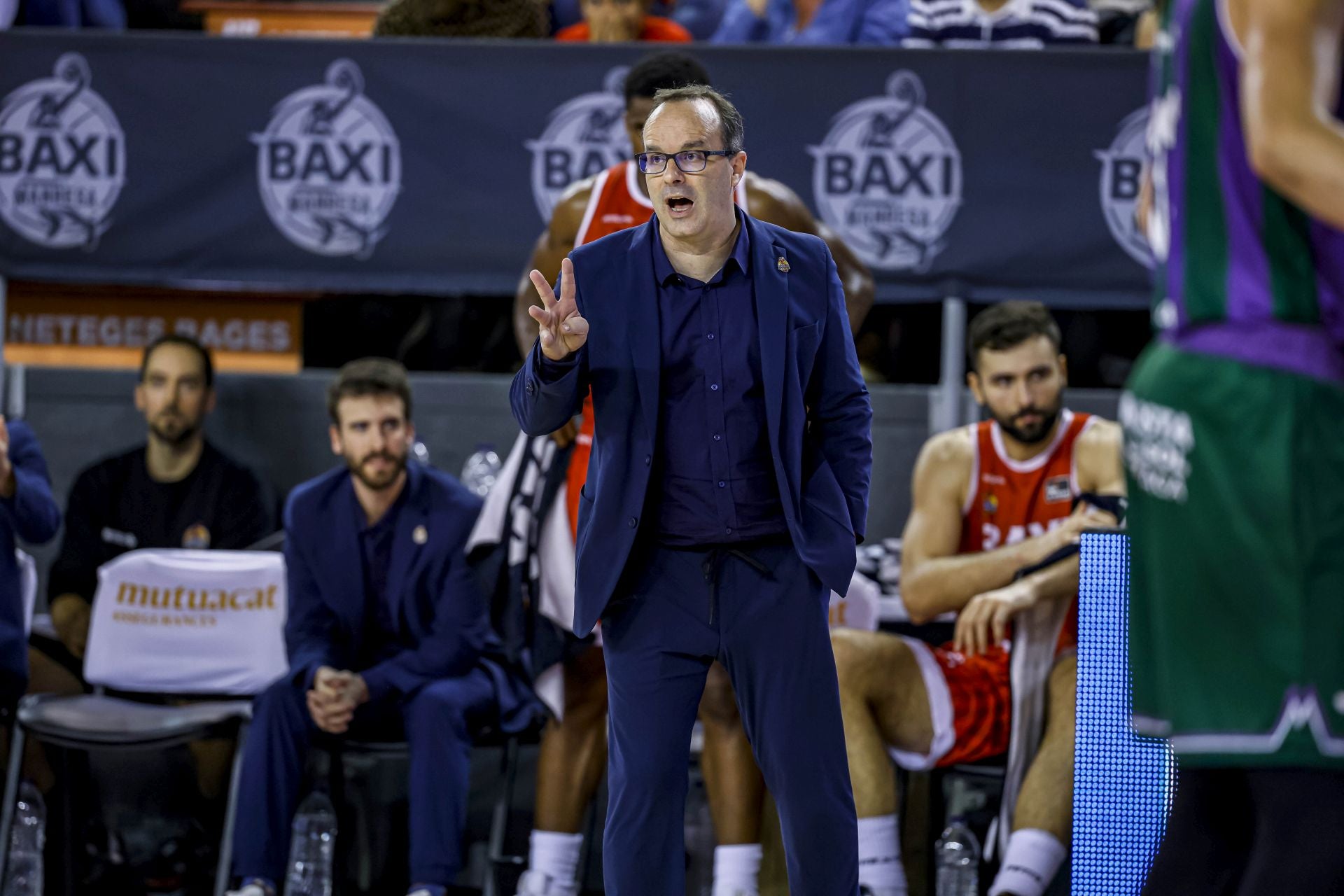 Diego Ocampo marca jugada en el partido contra el Unicaja.