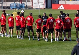 Escribá, durante una charla con los jugadores.