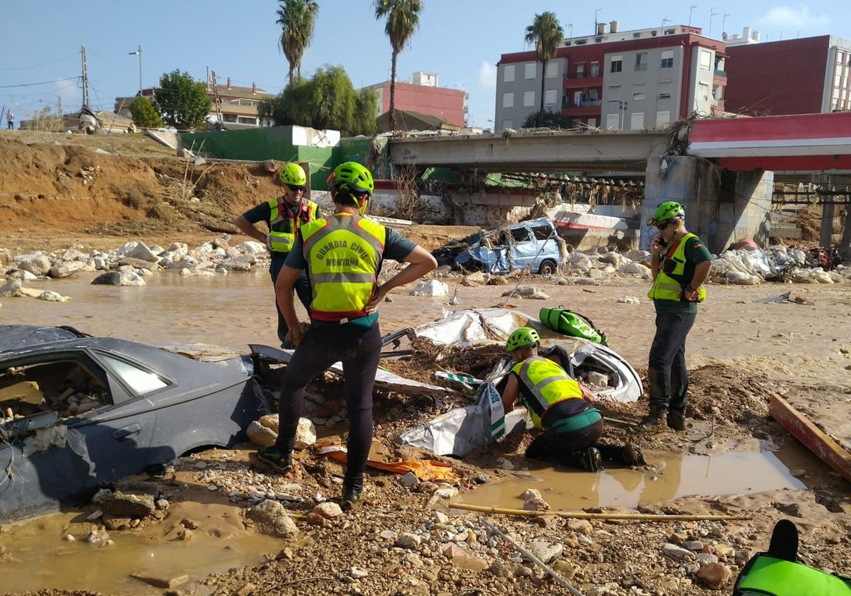 Efectivos del Greim de Granada inspeccionan un vehículo.