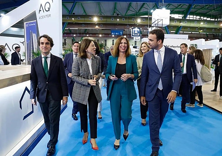 La consejera de Fomento y Vivienda, Rocío Díaz, durante su visita al SIMED.