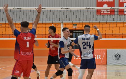 El Universidad de voleibol masculino celebra un punto.