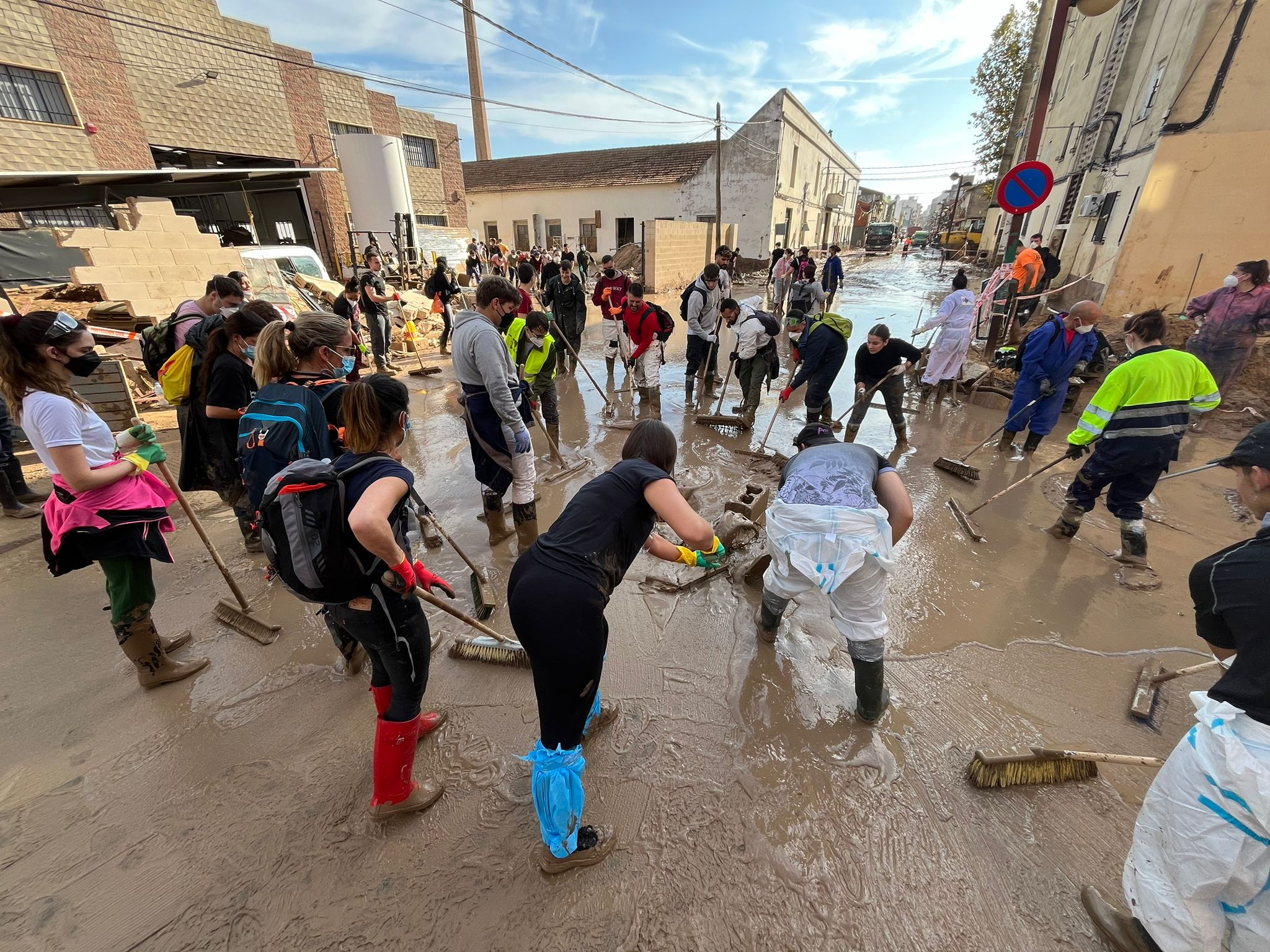 Un recorrido por Algemesí en plena labor de los voluntarios granadinos