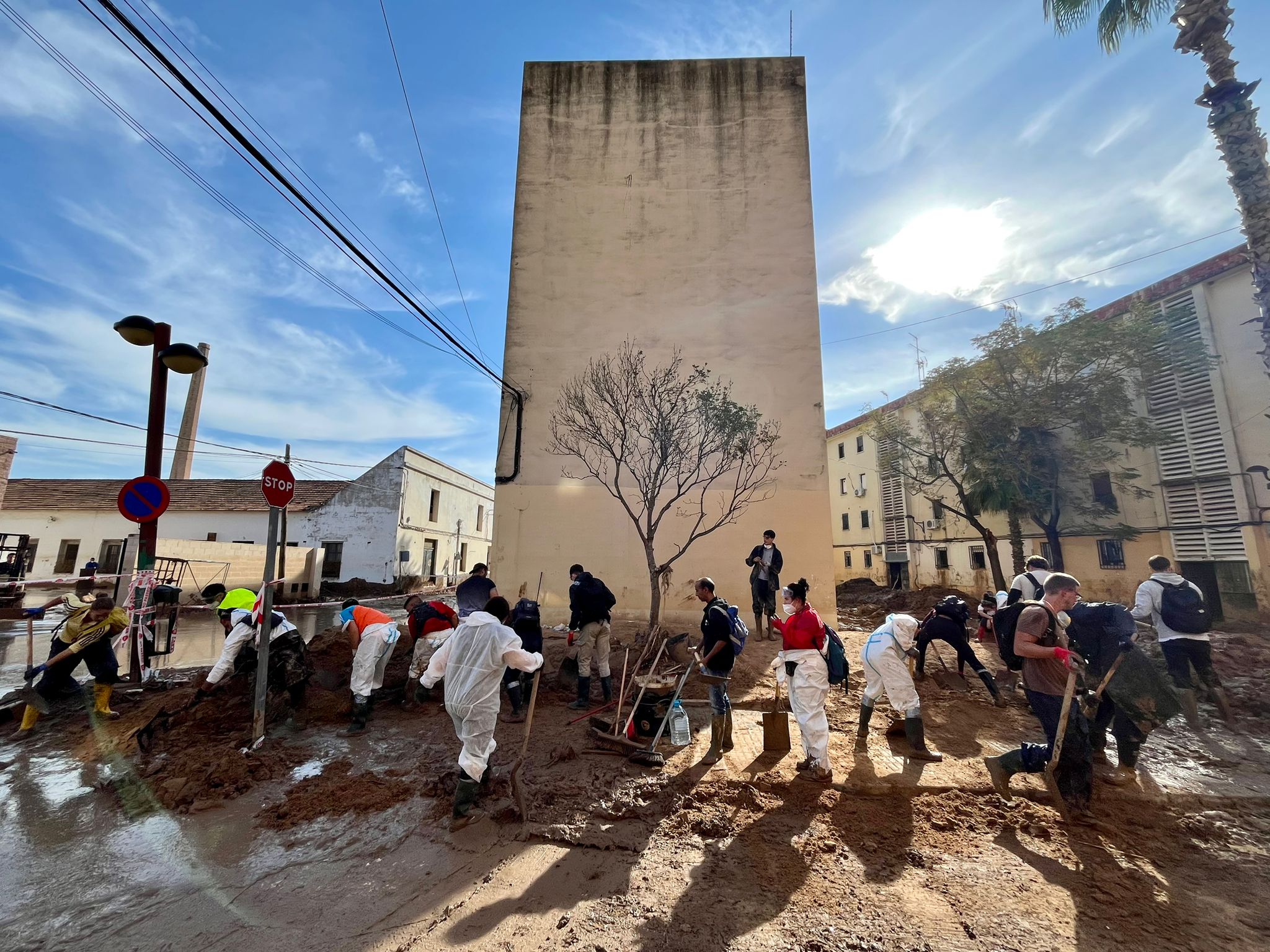 Un recorrido por Algemesí en plena labor de los voluntarios granadinos