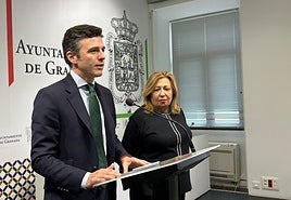 El portavoz municipal, Jorge Saavedra, y la edil de Economía, Rosario Pallarés, ayer en la previa de la junta de gobierno en la que se aprobó el presupuesto.