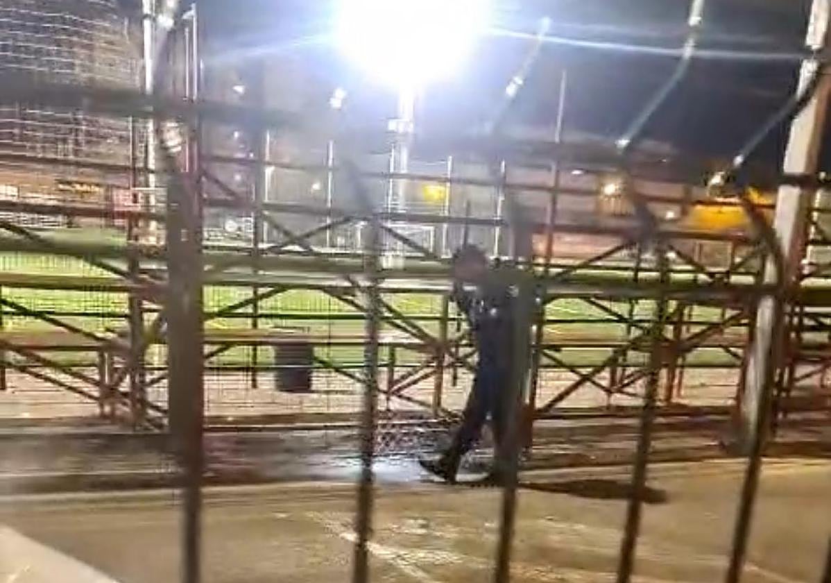 Un policía inspecciona el complejo deportivo.