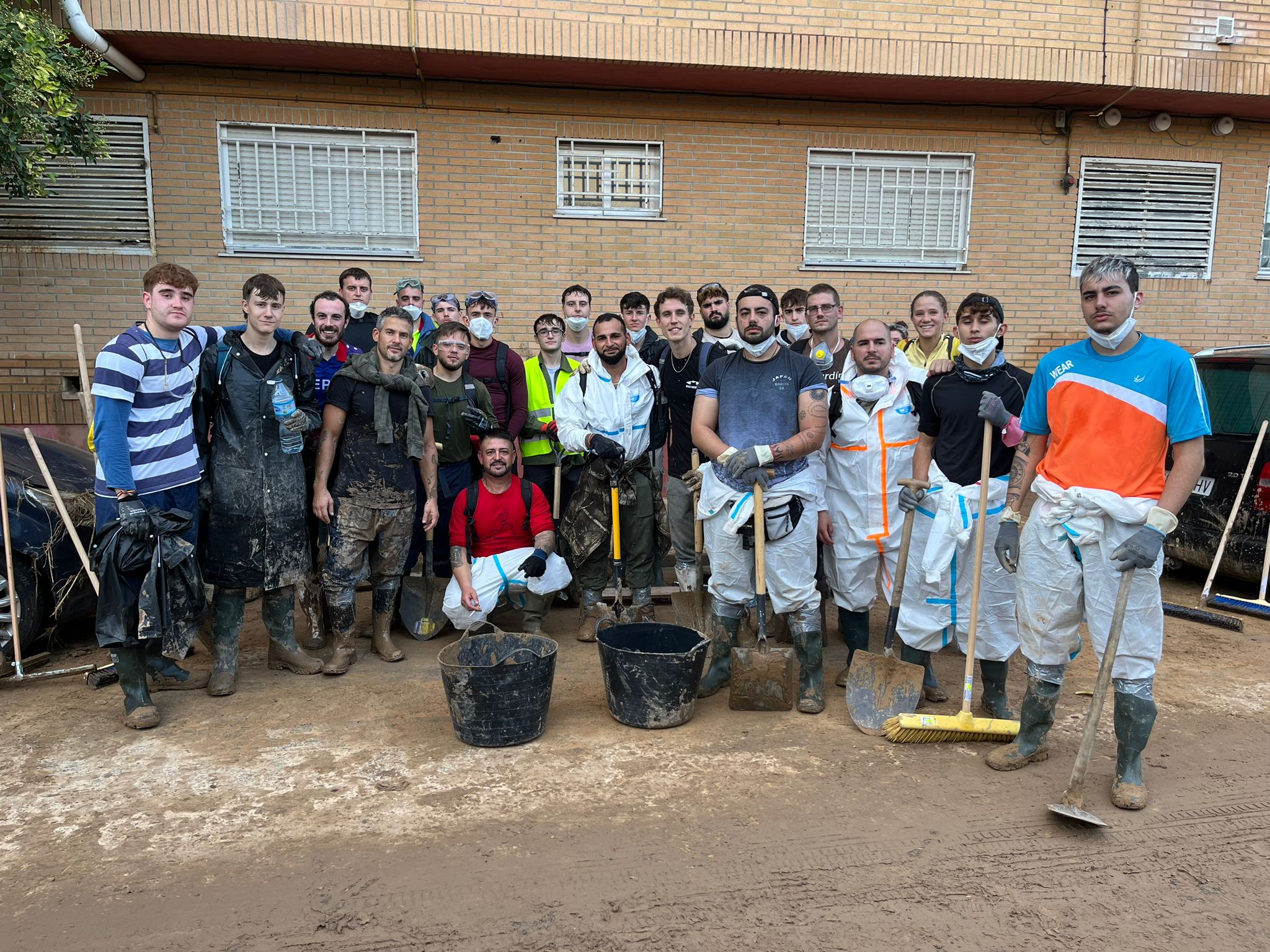 Un recorrido por Algemesí en plena labor de los voluntarios granadinos