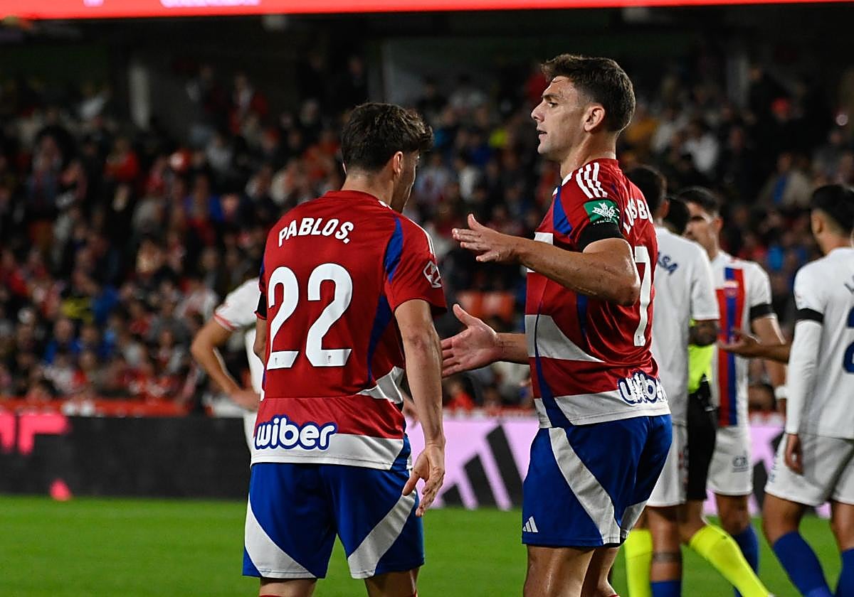 El rojibblanco Lucas Boyé, junto a Sáenz,