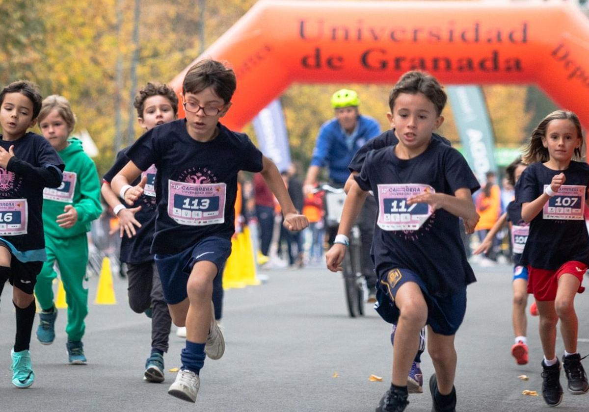 Entusiasmo infantil en las carreras de menores de la Universidad de Granada.