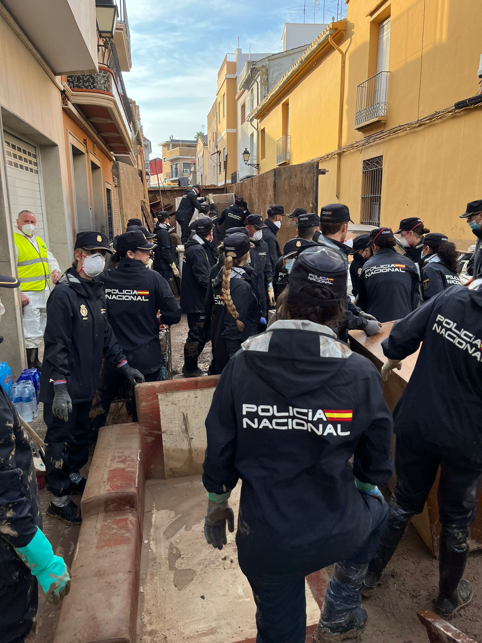 Un recorrido por Algemesí en plena labor de los voluntarios granadinos