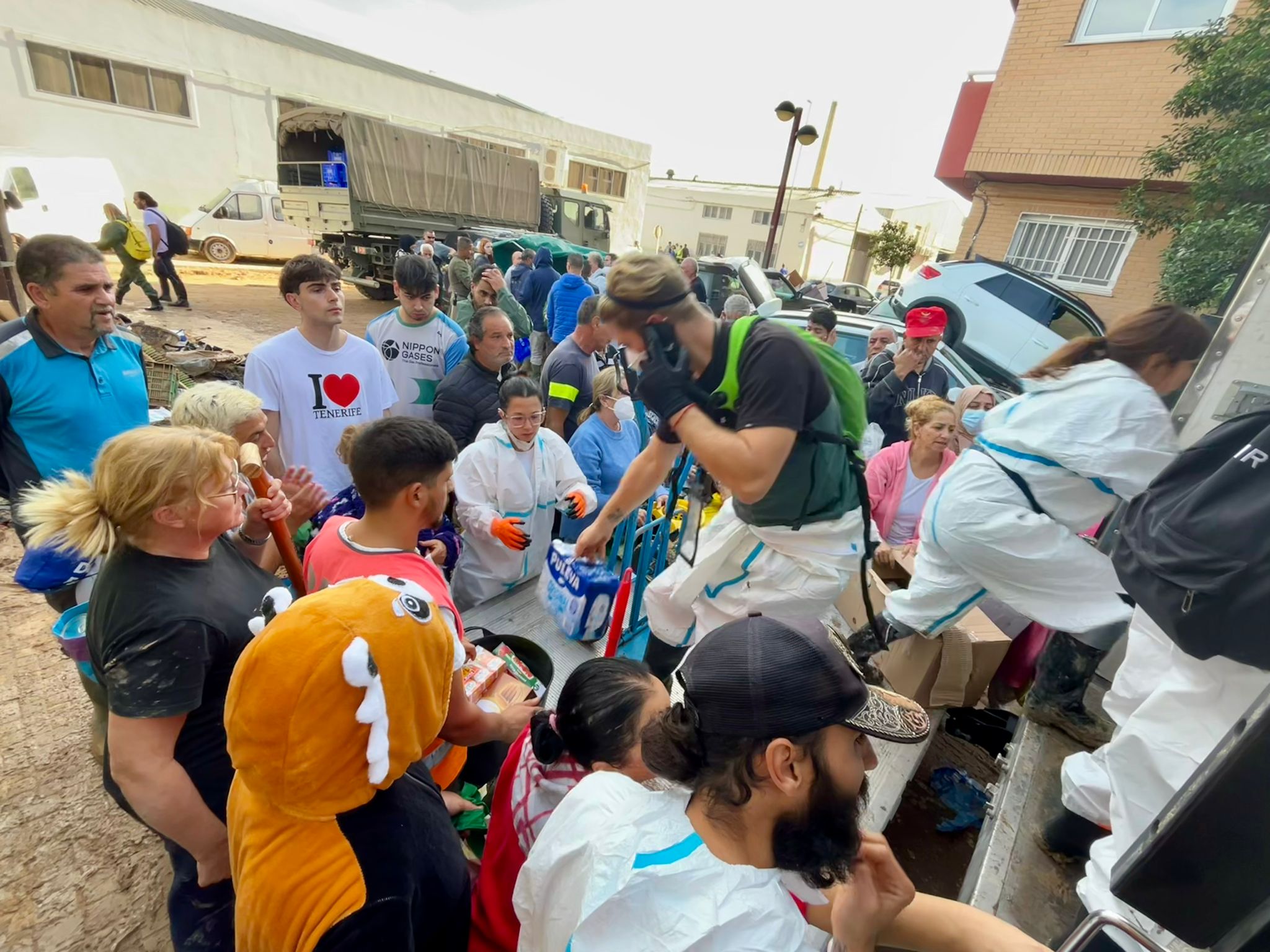 Un recorrido por Algemesí en plena labor de los voluntarios granadinos