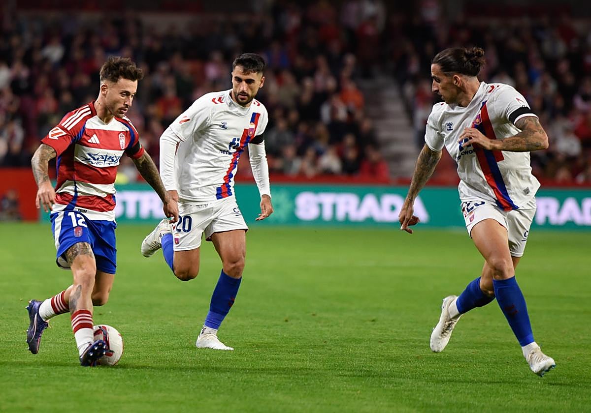 Ricard Sánchez encara en solitario por banda derecha.