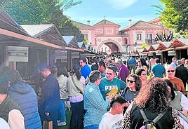 Aspecto que presentaba la jornada dominical de ayer la Feria del Primer Aceite en la Plaza de la Constitución de Andújar.