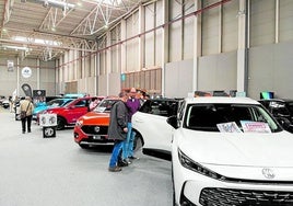 Expositores de los marcas MG y Hyundai en el Factory del Automóvil.