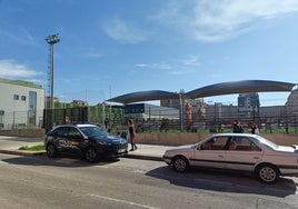 Policía Nacional custodia la entrada al campo de fútbol del gimnasio Inacua,.