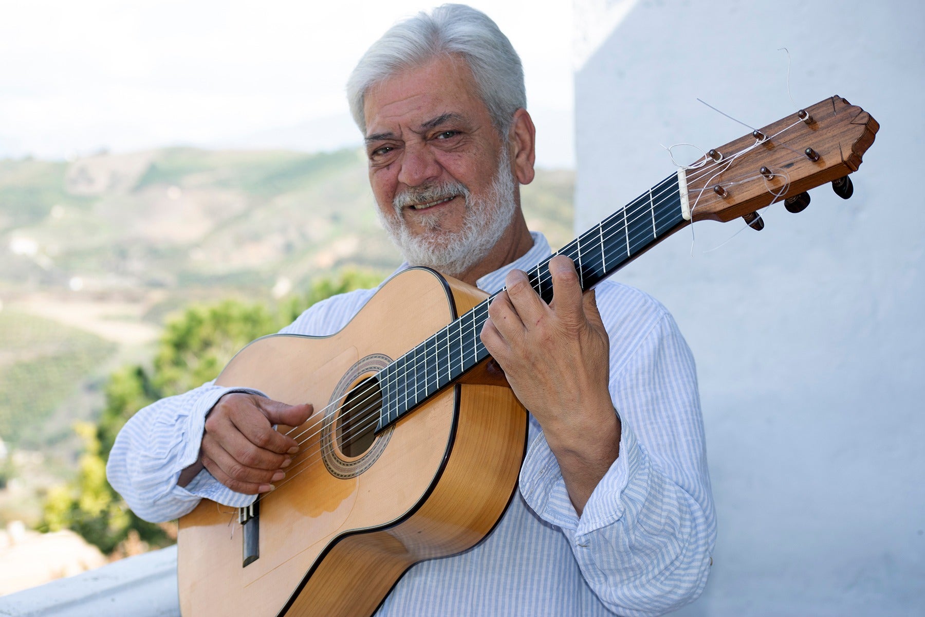 José Moreno Justicia con su guitarra.