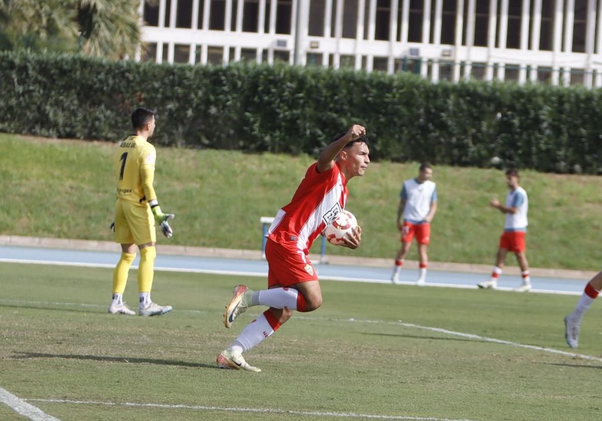 Valen celebra el gol que valía para empatar y reactivar al filial.