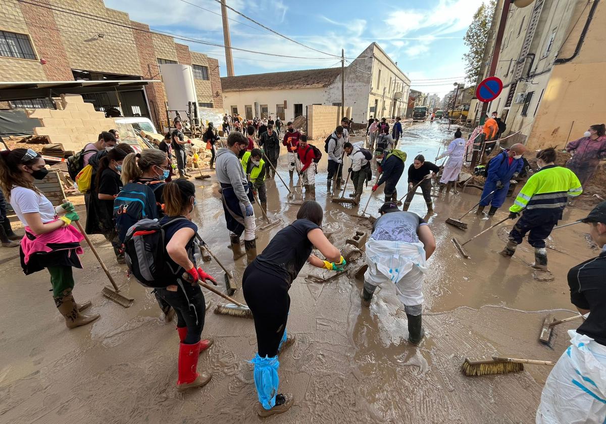 Granadinos trabajando para quitar el fango de las calles.