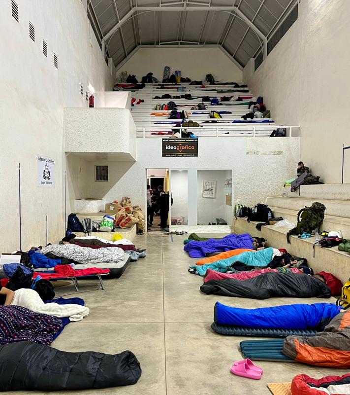 Imagen secundaria 2 - Susana, Salomé y Ángeles, cargando sus móviles. La noche en el polideportivo. Y el equipo de sanitarios listo para salir