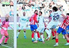 El tanto del empate de Mauro Cabello, de cabeza, con el esférico entrando en la portería ante la mirada del cancerbero del Atlético Porcuna, Pozo.