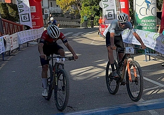 Dos corredores en la prueba de Loja.