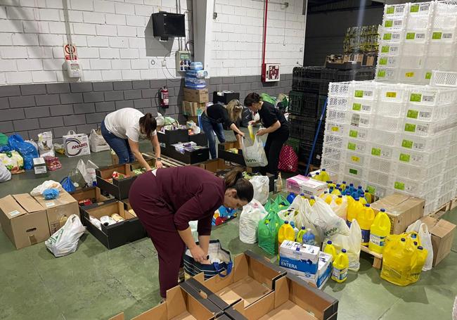 Voluntarios organizando la ayuda recibida en la Costa Tropical para mandarla a Valencia.