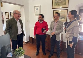 Mercado, con el vicesecretario, Francisco Miguel Bombillar; el vicerrector, Salvador del Barrio; y secretaria general, María del Carmen García Garnica.