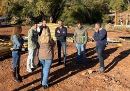 Visita de técnicos y representantes municipales a las obras del nuevo puente de acceso a La Loma de Mari Ángela.