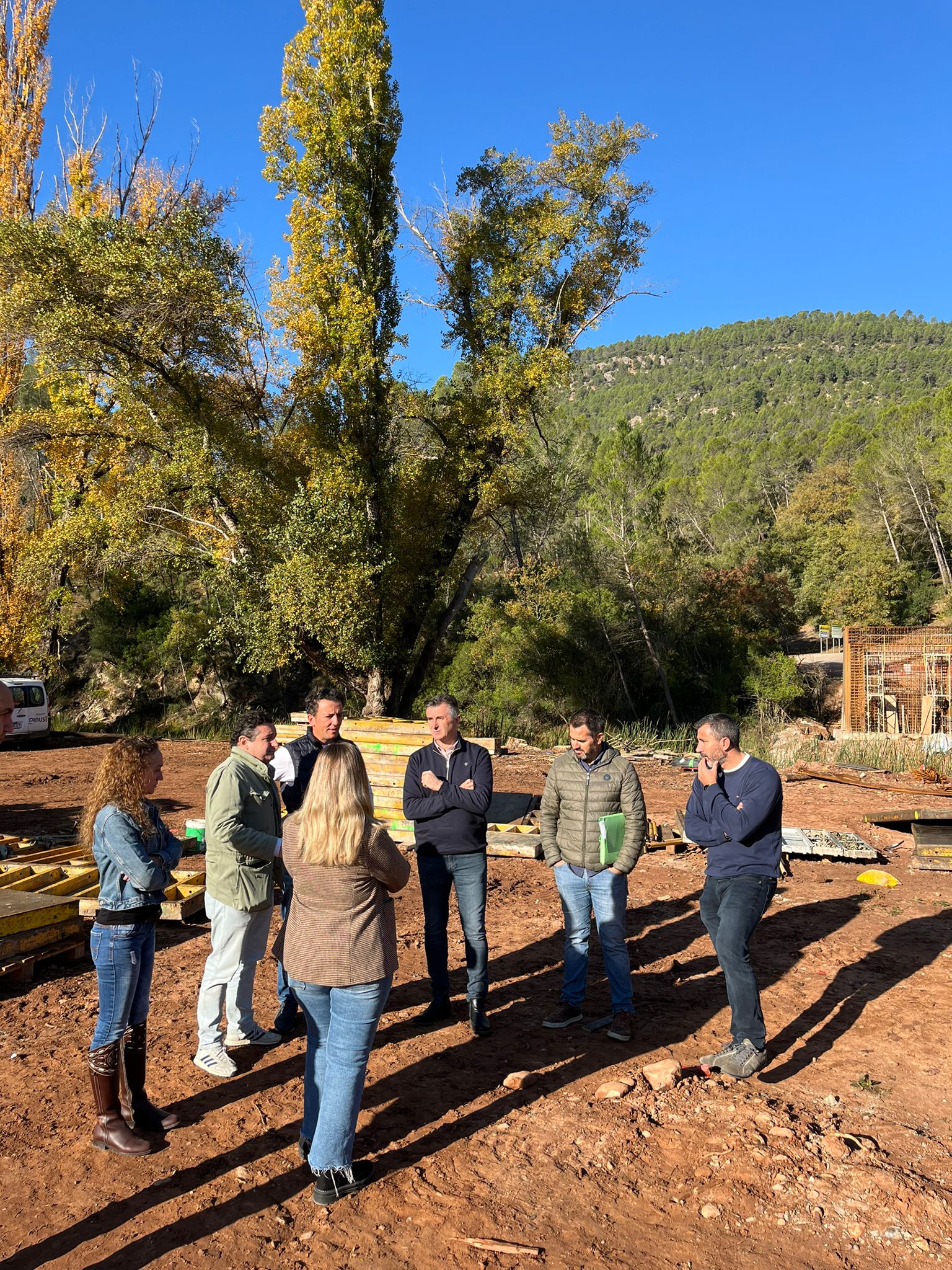 Visita de técnicos y representantes municipales a las obras del nuevo puente de acceso a La Loma de Mari Ángela.