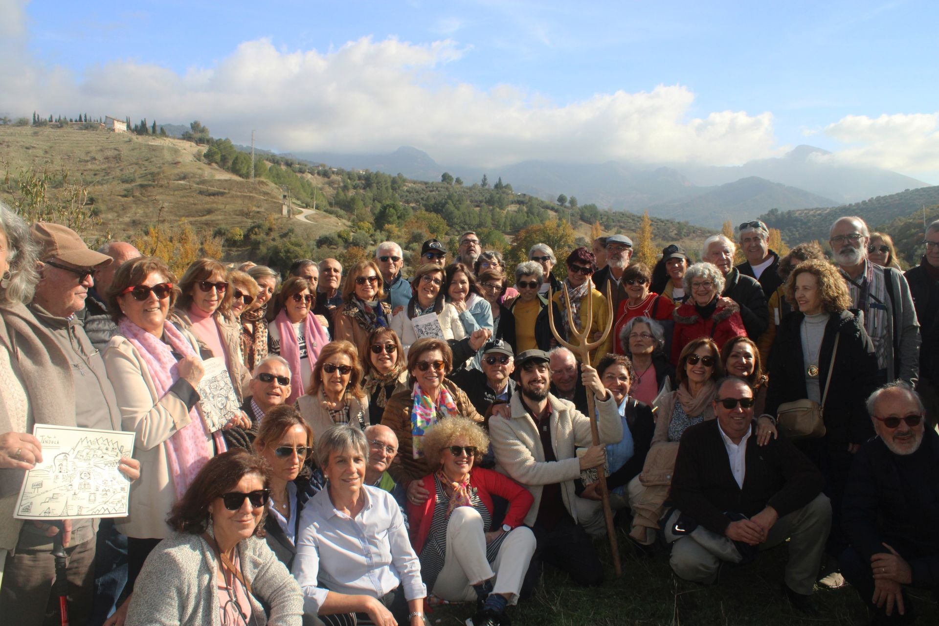 El grupo en la huerta familiar, uno de los escenarios que aparece en el libro.