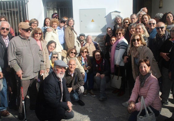 El grupo de lectores procedentes de Vélez-Málaga con Uclés y su abuela.