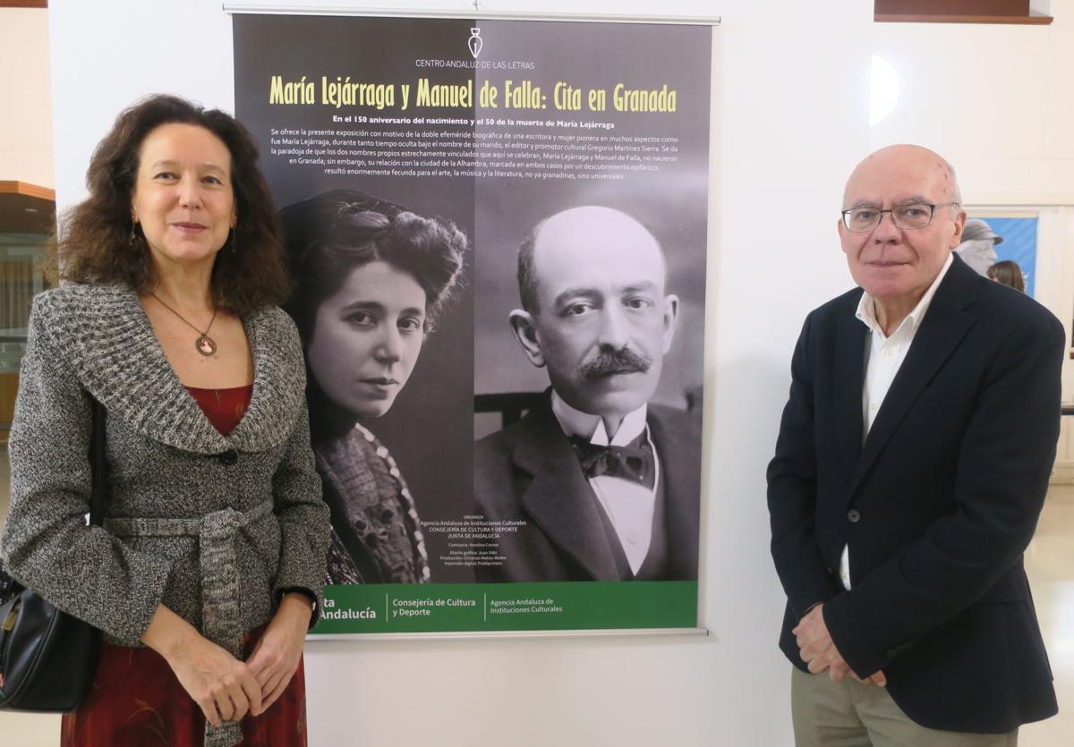 La comisaria de la exposición, Amelina Correa, y el director del Centro Andaluz de las Letras, el granadino Justo Navarro.