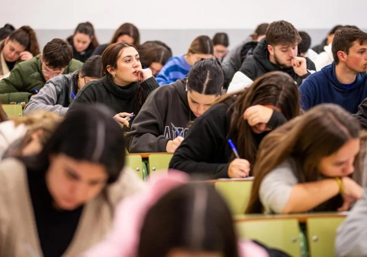 29.564 estudiantes de la UGR presentan solicitud de beca al Ministerio, 375 menos que el curso pasado