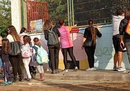 Niños y madres, a la entrada de un colegio.