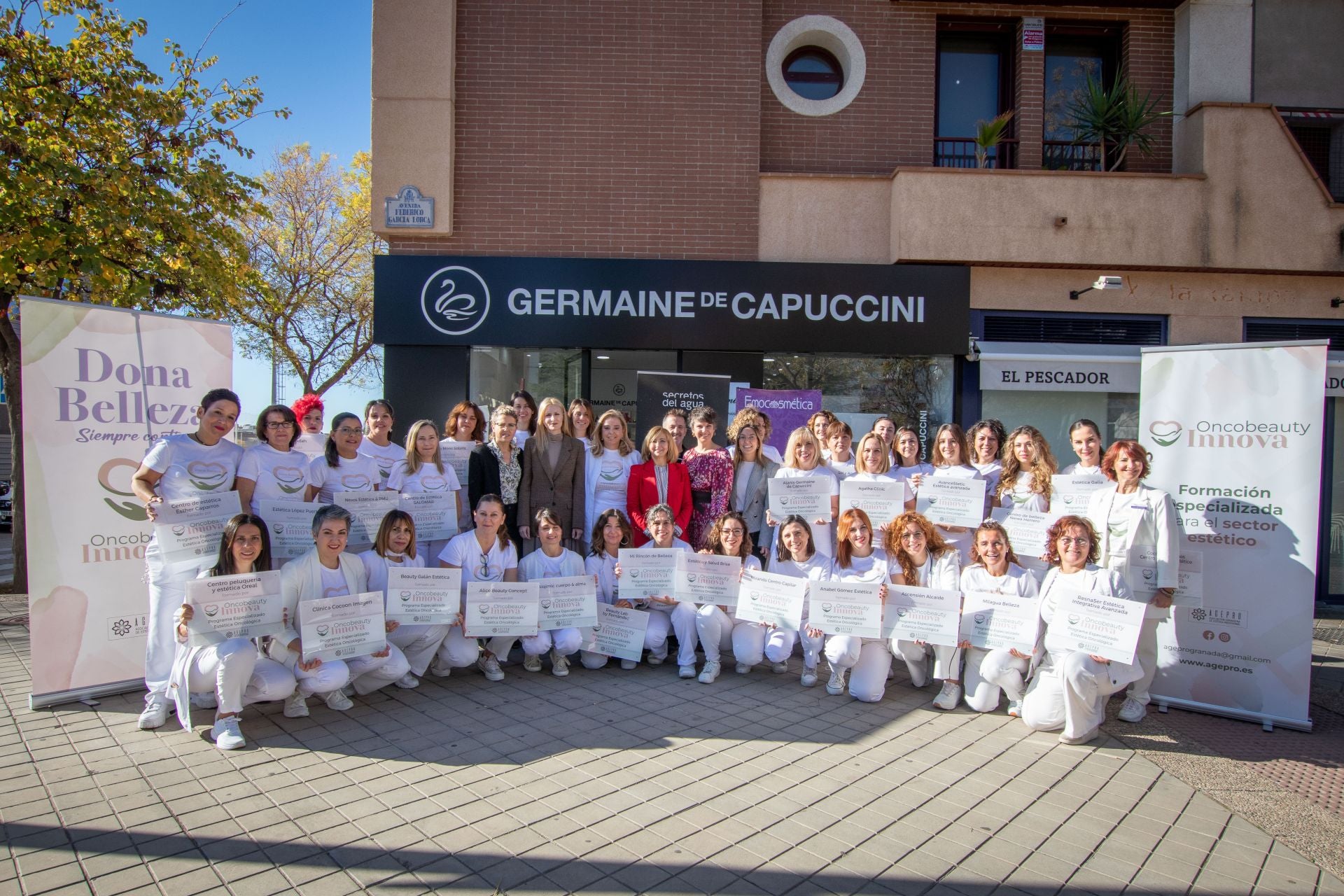 Las esteticistas que han superado la formación posan con sus diplomas.