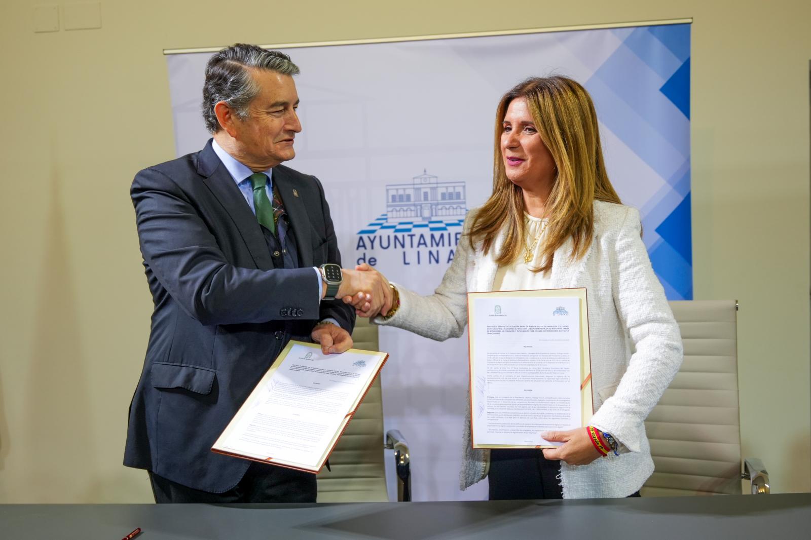 El consejero de la Presidencia, Antonio Sanz, y la alcaldesa, Auxi del Olmo.