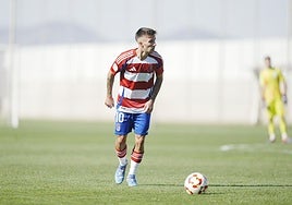 Mario González, a punto de sacar un libre directo con el Recreativo ante el Estepona.