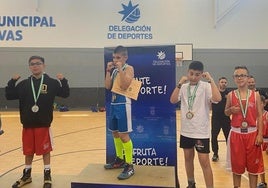 El almeriense, primero por la izquierda, con su medalla de bronce.