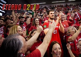 David Iriarte celebra con los aficionados la permanencia en la Liga Endesa.