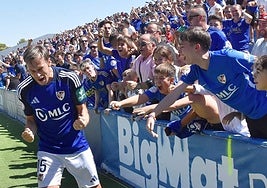 Javi Lara celebra un tanto en Linarejos.
