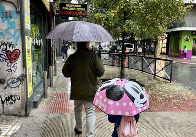 Francisco y Carmela, abuelo y nieta, esta mañana.