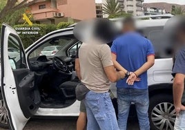 Imagen de la detención de uno de los dos presuntos implicados en el crimen perpetrado en Aguadulce.