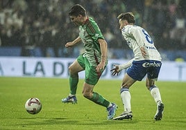 Sergio Ruiz conduce un balón antes de lesionarse en La Romareda.