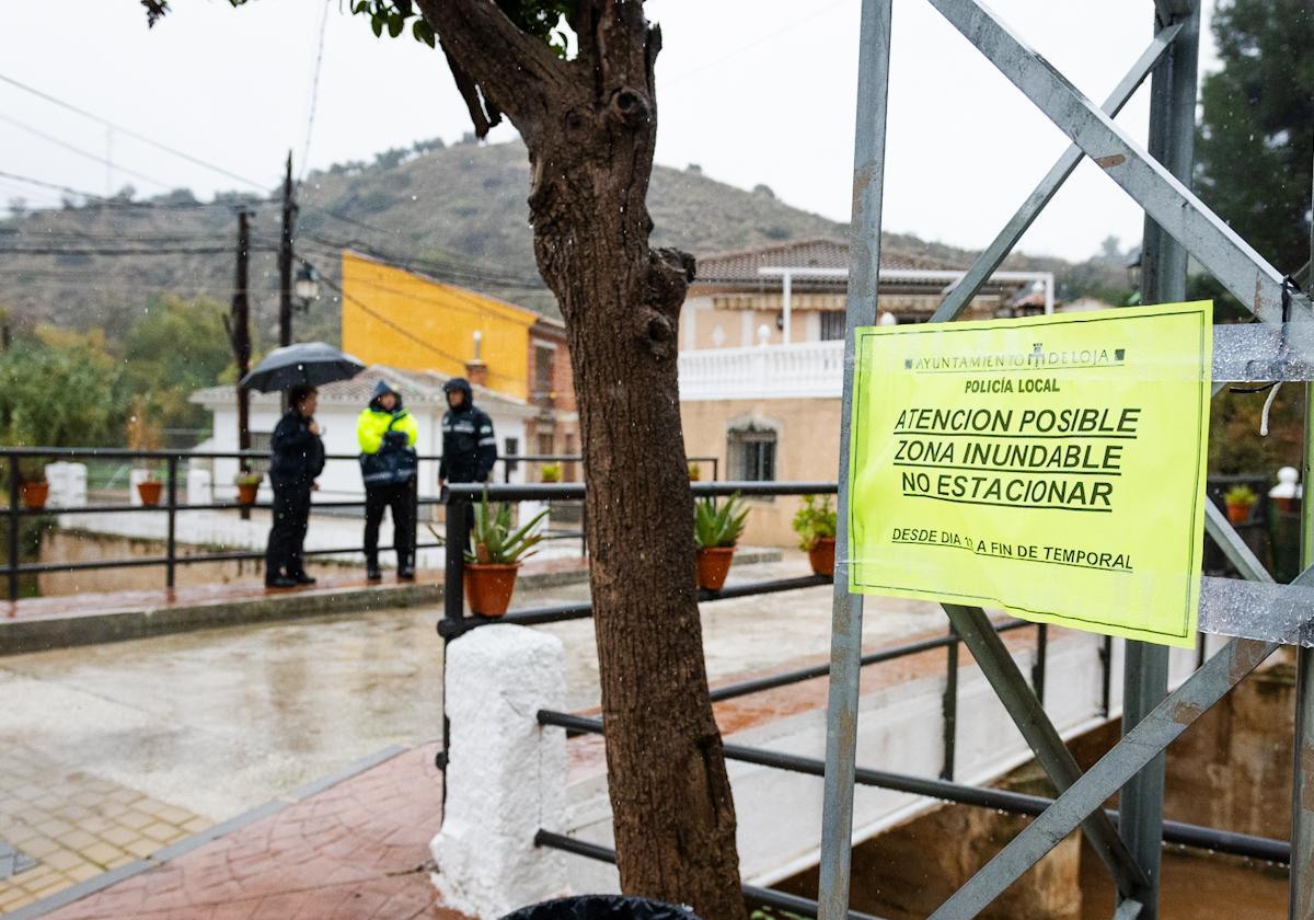 Avisos de la Policía Local de Loja por posibles inundaciones.