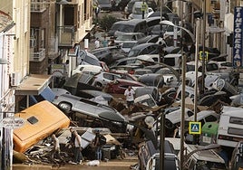Coches amontonados en una calle de Picaña el miércoles 30 de octubre, tras el paso de la riada.