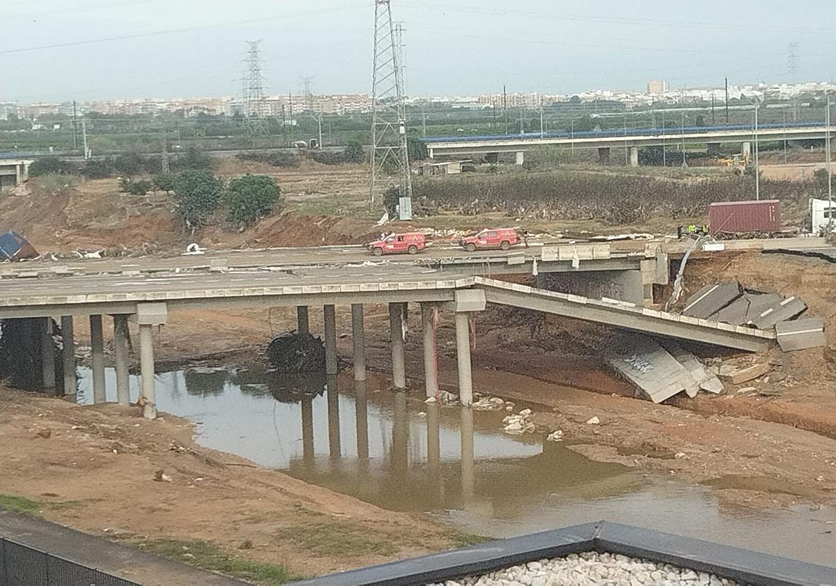 Imagen principal - El puente de Picaña sobre el barranco del Poyo, destrozado. Vecinos limpiando el barro. José, en la puerta de su casa, con la marca que dejó la riada.