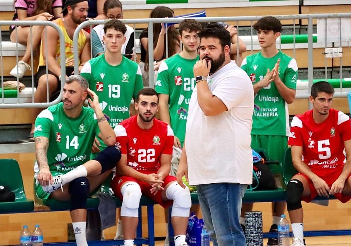 Pablo Ruiz dirige al equipo con Moya atento en el banquillo.