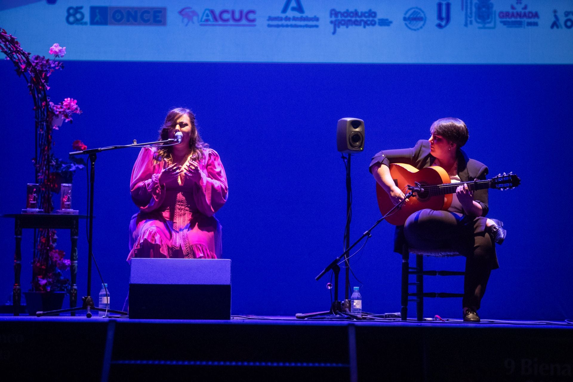 Alba Martos al cante y Alba Espert al toque, en un momento de su actuación.