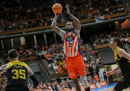 Trey Thompkins lanza a canasta en el partido del Leyma Coruña contra La Laguna Tenerife.